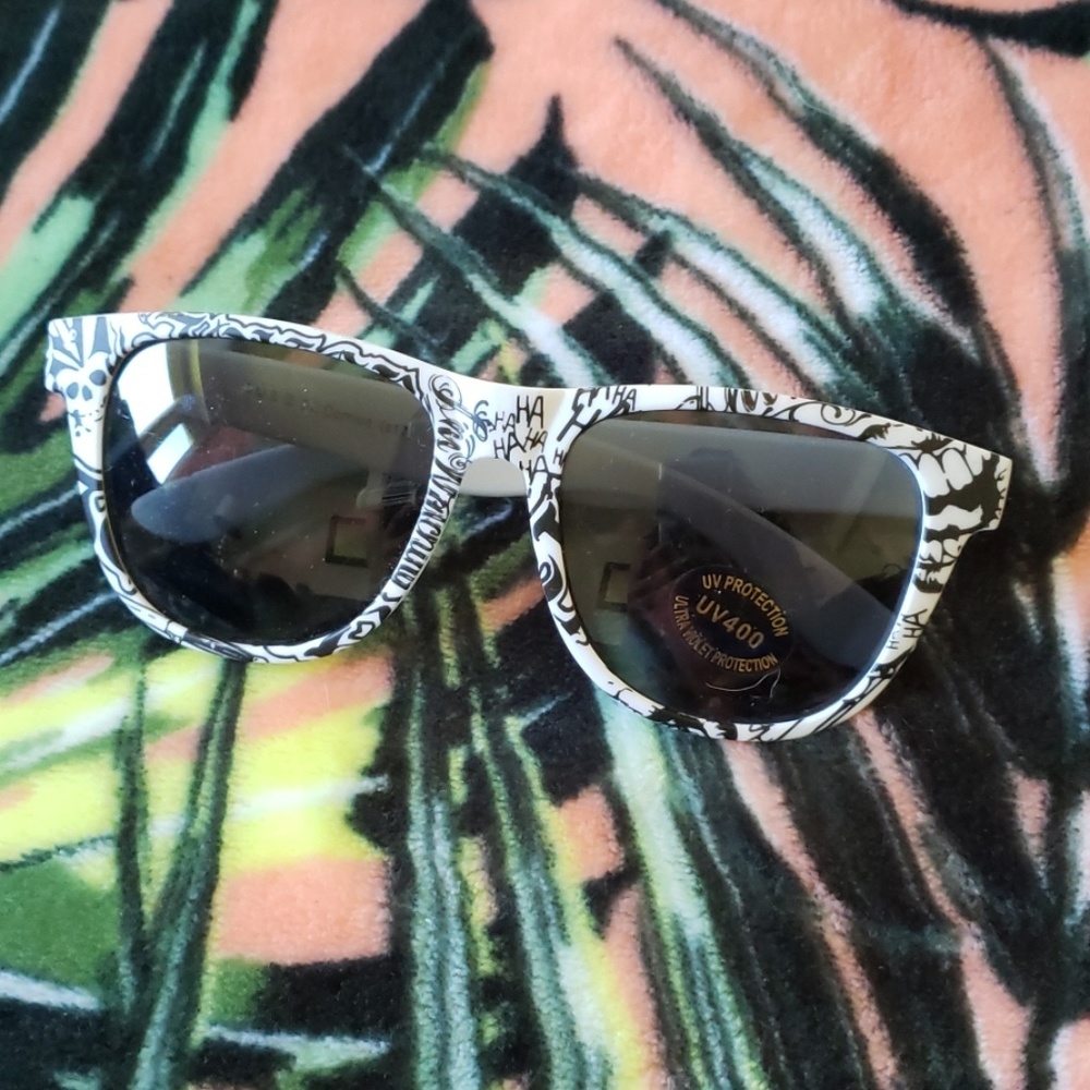 THE JOKER Batman Wayfarer Sunglasses NEW - Picture 1 of 2